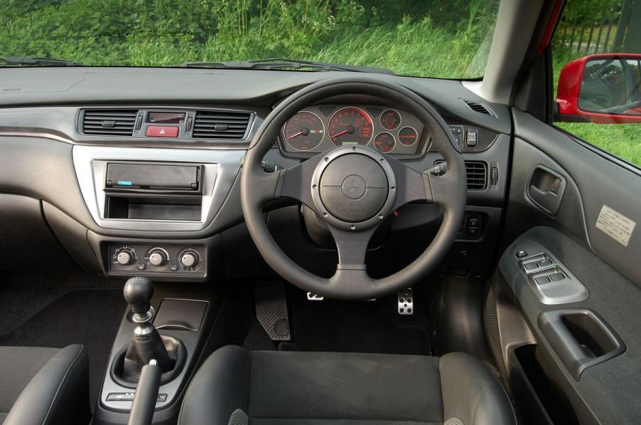 Торпедо Mitsubishi Lancer Evolution IX 2005 года  (фото 10 из 32)